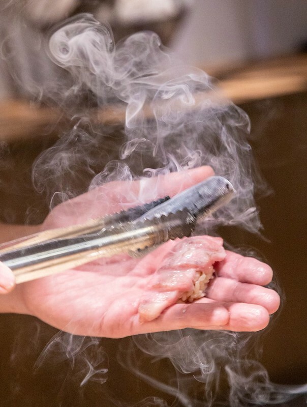 忠孝復興站3分鐘就到！東區日料「鮨金 Sushi Kane」，三家米其林經驗主廚、炭燒大間鮪蛇腹握壽司必吃。