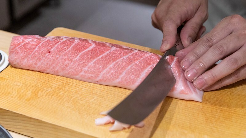 忠孝復興站3分鐘就到！東區日料「鮨金 Sushi Kane」，三家米其林經驗主廚、炭燒大間鮪蛇腹握壽司必吃。