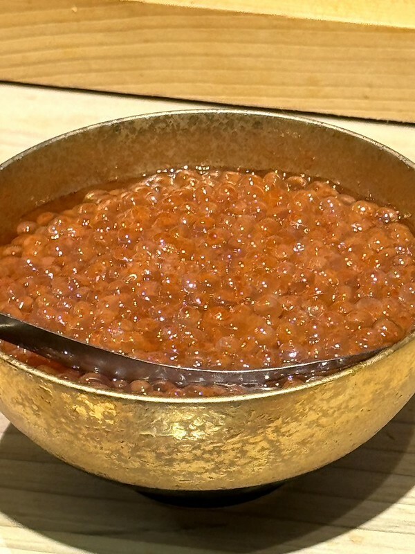 忠孝復興站3分鐘就到！東區日料「鮨金 Sushi Kane」，三家米其林經驗主廚、炭燒大間鮪蛇腹握壽司必吃。