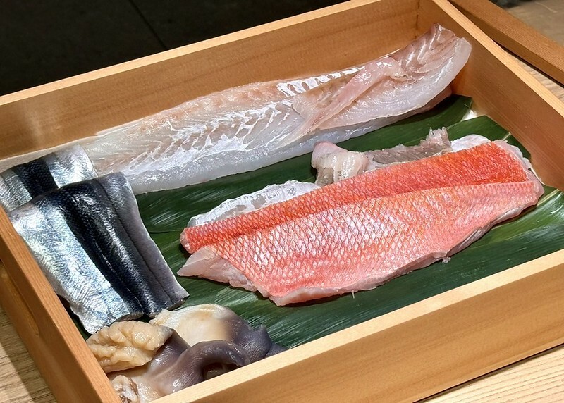 忠孝復興站3分鐘就到！東區日料「鮨金 Sushi Kane」，三家米其林經驗主廚、炭燒大間鮪蛇腹握壽司必吃。