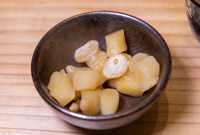 忠孝復興站3分鐘就到！東區日料「鮨金 Sushi Kane」，三家米其林經驗主廚、炭燒大間鮪蛇腹握壽司必吃。