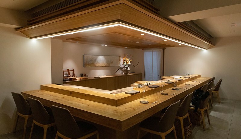 忠孝復興站3分鐘就到！東區日料「鮨金 Sushi Kane」，三家米其林經驗主廚、炭燒大間鮪蛇腹握壽司必吃。