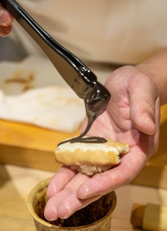 忠孝復興站3分鐘就到！東區日料「鮨金 Sushi Kane」，三家米其林經驗主廚、炭燒大間鮪蛇腹握壽司必吃。