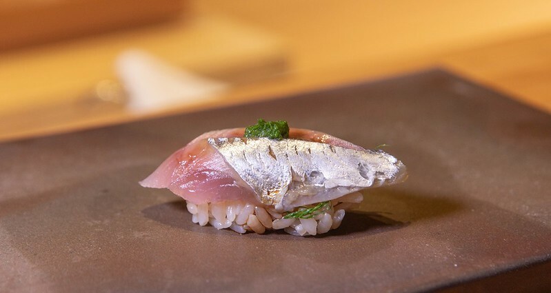 忠孝復興站3分鐘就到！東區日料「鮨金 Sushi Kane」，三家米其林經驗主廚、炭燒大間鮪蛇腹握壽司必吃。