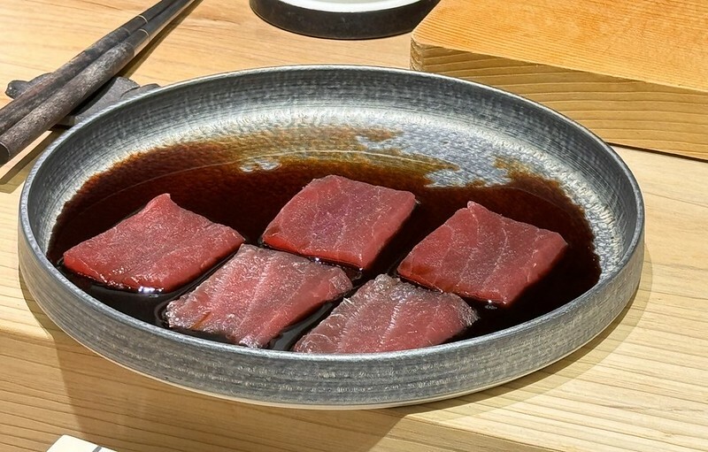 忠孝復興站3分鐘就到！東區日料「鮨金 Sushi Kane」，三家米其林經驗主廚、炭燒大間鮪蛇腹握壽司必吃。