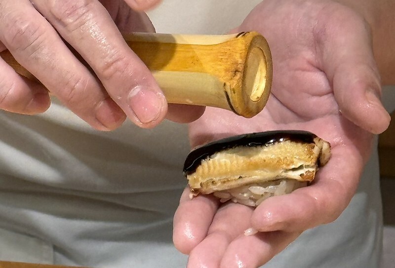 忠孝復興站3分鐘就到！東區日料「鮨金 Sushi Kane」，三家米其林經驗主廚、炭燒大間鮪蛇腹握壽司必吃。