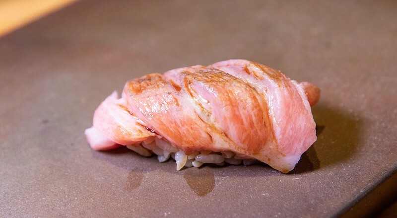 忠孝復興站3分鐘就到！東區日料「鮨金 Sushi Kane」，三家米其林經驗主廚、炭燒大間鮪蛇腹握壽司必吃。