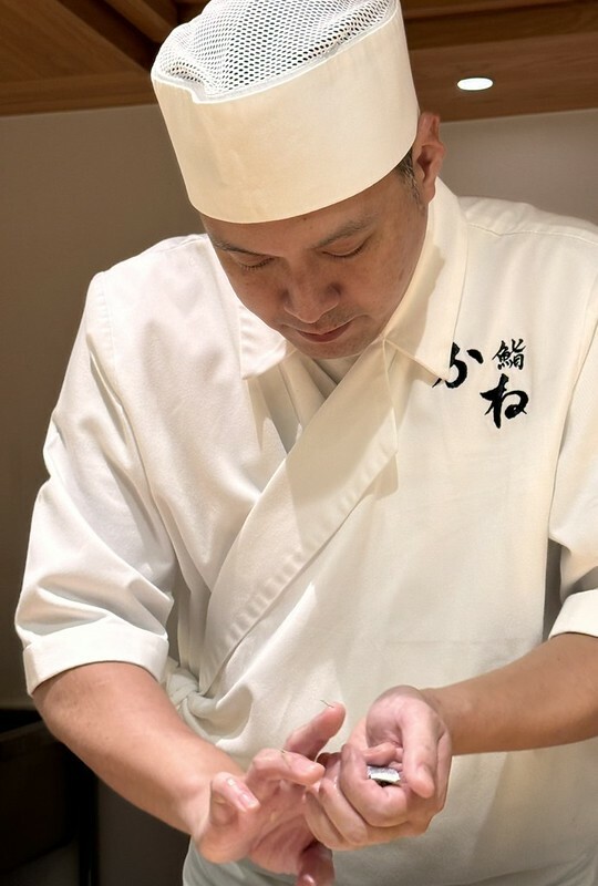 忠孝復興站3分鐘就到！東區日料「鮨金 Sushi Kane」，三家米其林經驗主廚、炭燒大間鮪蛇腹握壽司必吃。