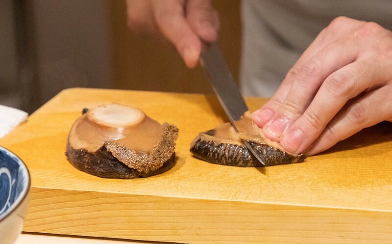 忠孝復興站3分鐘就到！東區日料「鮨金 Sushi Kane」，三家米其林經驗主廚、炭燒大間鮪蛇腹握壽司必吃。