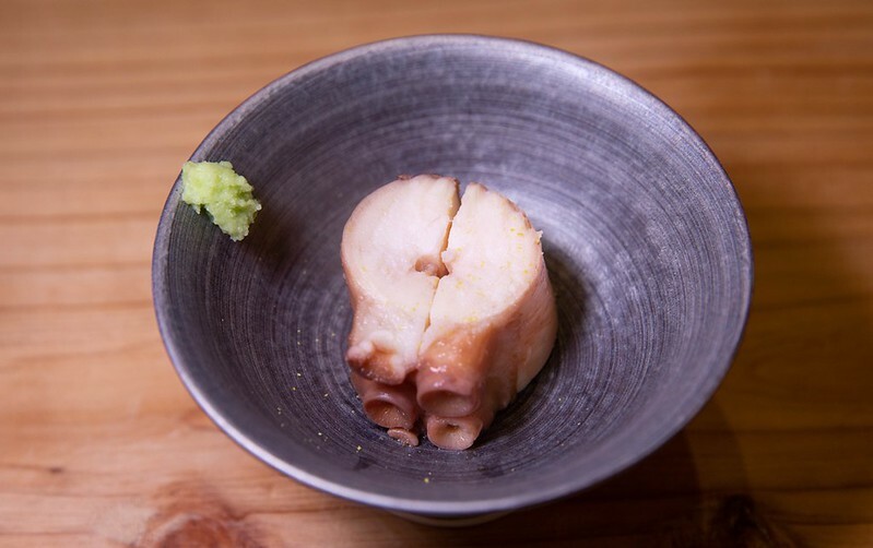 忠孝復興站3分鐘就到！東區日料「鮨金 Sushi Kane」，三家米其林經驗主廚、炭燒大間鮪蛇腹握壽司必吃。