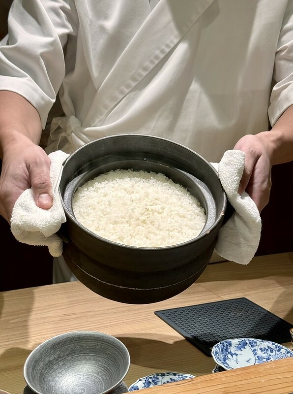 忠孝復興站3分鐘就到！東區日料「鮨金 Sushi Kane」，三家米其林經驗主廚、炭燒大間鮪蛇腹握壽司必吃。