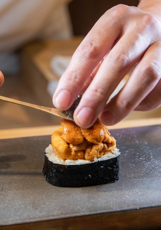 忠孝復興站3分鐘就到！東區日料「鮨金 Sushi Kane」，三家米其林經驗主廚、炭燒大間鮪蛇腹握壽司必吃。