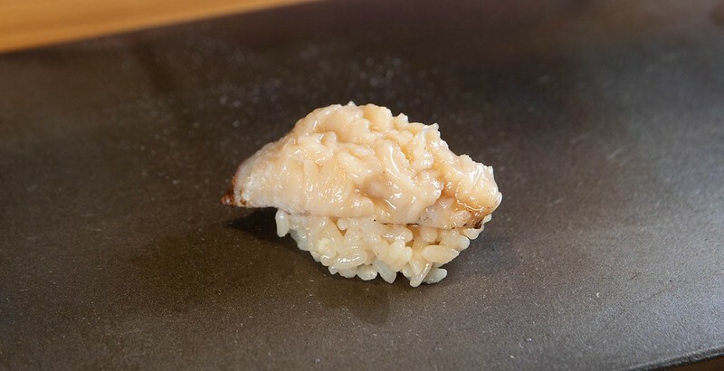 忠孝復興站3分鐘就到！東區日料「鮨金 Sushi Kane」，三家米其林經驗主廚、炭燒大間鮪蛇腹握壽司必吃。