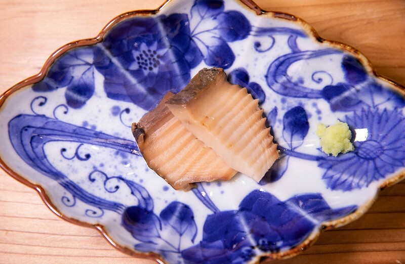 忠孝復興站3分鐘就到！東區日料「鮨金 Sushi Kane」，三家米其林經驗主廚、炭燒大間鮪蛇腹握壽司必吃。