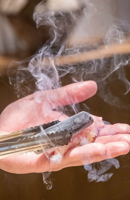 忠孝復興站3分鐘就到！東區日料「鮨金 Sushi Kane」，三家米其林經驗主廚、炭燒大間鮪蛇腹握壽司必吃。