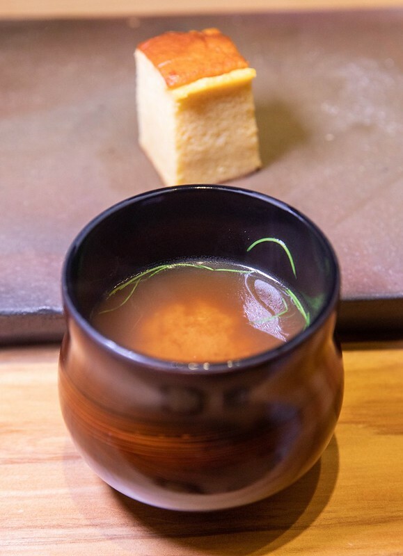 忠孝復興站3分鐘就到！東區日料「鮨金 Sushi Kane」，三家米其林經驗主廚、炭燒大間鮪蛇腹握壽司必吃。