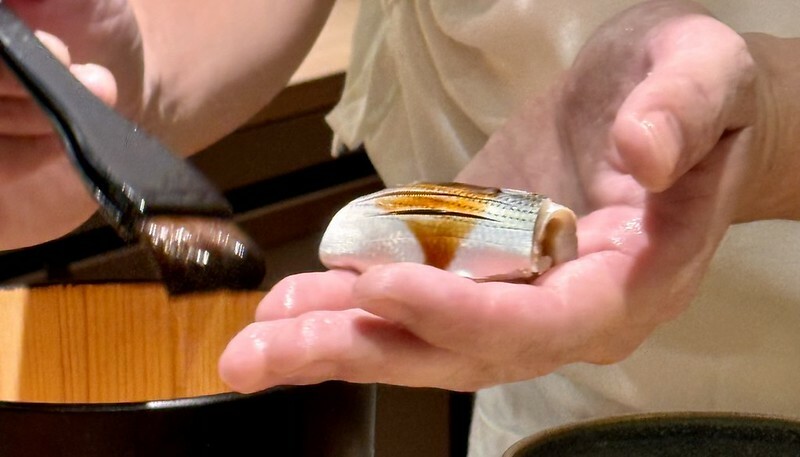 忠孝復興站3分鐘就到！東區日料「鮨金 Sushi Kane」，三家米其林經驗主廚、炭燒大間鮪蛇腹握壽司必吃。