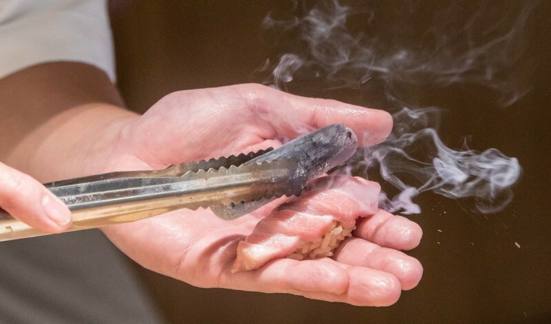 忠孝復興站3分鐘就到！東區日料「鮨金 Sushi Kane」，三家米其林經驗主廚、炭燒大間鮪蛇腹握壽司必吃。