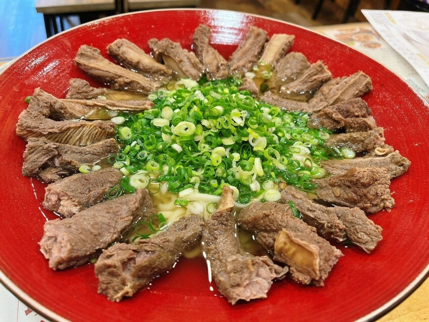 桃園市中壢區中壢巨無霸霸王牛肉麵，比臉還要大兩倍｜清牛堂清燉牛肉麵，採用日本小麥麵製作一麵兩吃，乾的湯的攏乎你