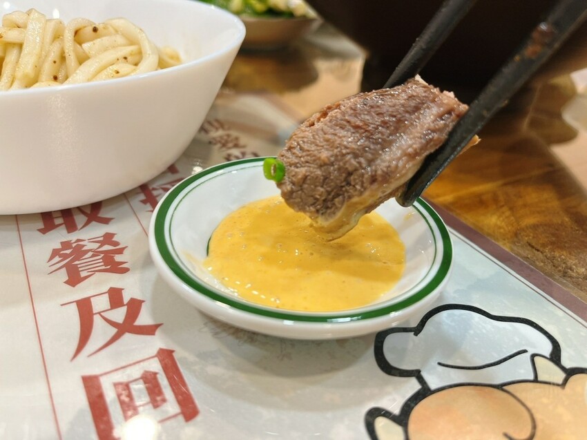 桃園市中壢區中壢巨無霸霸王牛肉麵，比臉還要大兩倍｜清牛堂清燉牛肉麵，採用日本小麥麵製作一麵兩吃，乾的湯的攏乎你