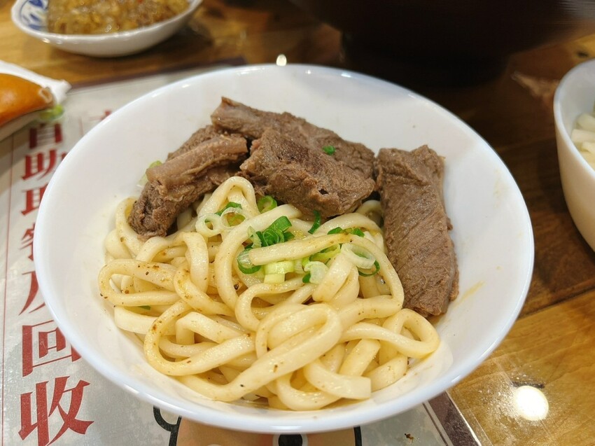 桃園市中壢區中壢巨無霸霸王牛肉麵，比臉還要大兩倍｜清牛堂清燉牛肉麵，採用日本小麥麵製作一麵兩吃，乾的湯的攏乎你