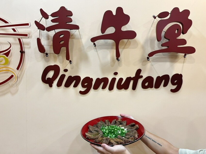 桃園市中壢區中壢巨無霸霸王牛肉麵，比臉還要大兩倍｜清牛堂清燉牛肉麵，採用日本小麥麵製作一麵兩吃，乾的湯的攏乎你