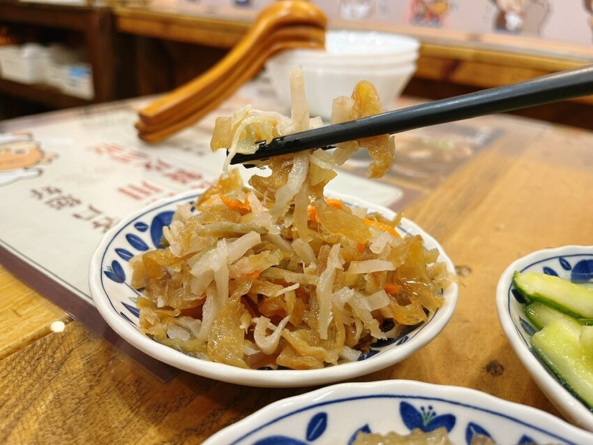 桃園市中壢區中壢巨無霸霸王牛肉麵，比臉還要大兩倍｜清牛堂清燉牛肉麵，採用日本小麥麵製作一麵兩吃，乾的湯的攏乎你