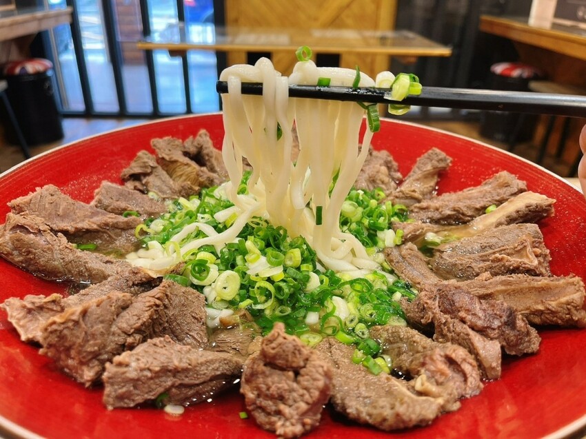桃園市中壢區中壢巨無霸霸王牛肉麵，比臉還要大兩倍｜清牛堂清燉牛肉麵，採用日本小麥麵製作一麵兩吃，乾的湯的攏乎你