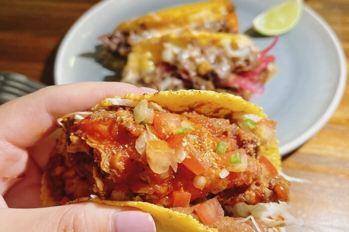 桃園市中壢區中壢巨無霸霸王牛肉麵，比臉還要大兩倍｜清牛堂清燉牛肉麵，採用日本小麥麵製作一麵兩吃，乾的湯的攏乎你