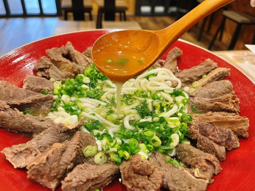 桃園市中壢區中壢巨無霸霸王牛肉麵，比臉還要大兩倍｜清牛堂清燉牛肉麵，採用日本小麥麵製作一麵兩吃，乾的湯的攏乎你