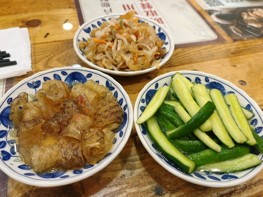 桃園市中壢區中壢巨無霸霸王牛肉麵，比臉還要大兩倍｜清牛堂清燉牛肉麵，採用日本小麥麵製作一麵兩吃，乾的湯的攏乎你