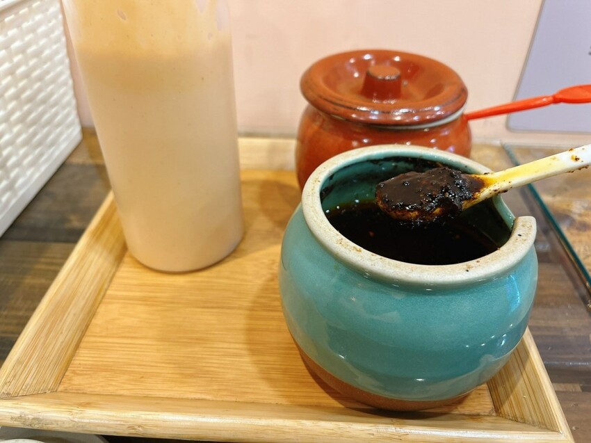 桃園市中壢區中壢巨無霸霸王牛肉麵，比臉還要大兩倍｜清牛堂清燉牛肉麵，採用日本小麥麵製作一麵兩吃，乾的湯的攏乎你