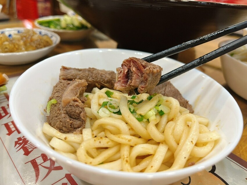 桃園市中壢區中壢巨無霸霸王牛肉麵，比臉還要大兩倍｜清牛堂清燉牛肉麵，採用日本小麥麵製作一麵兩吃，乾的湯的攏乎你