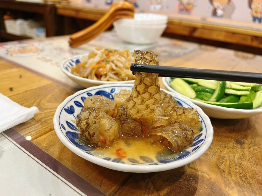 桃園市中壢區中壢巨無霸霸王牛肉麵，比臉還要大兩倍｜清牛堂清燉牛肉麵，採用日本小麥麵製作一麵兩吃，乾的湯的攏乎你