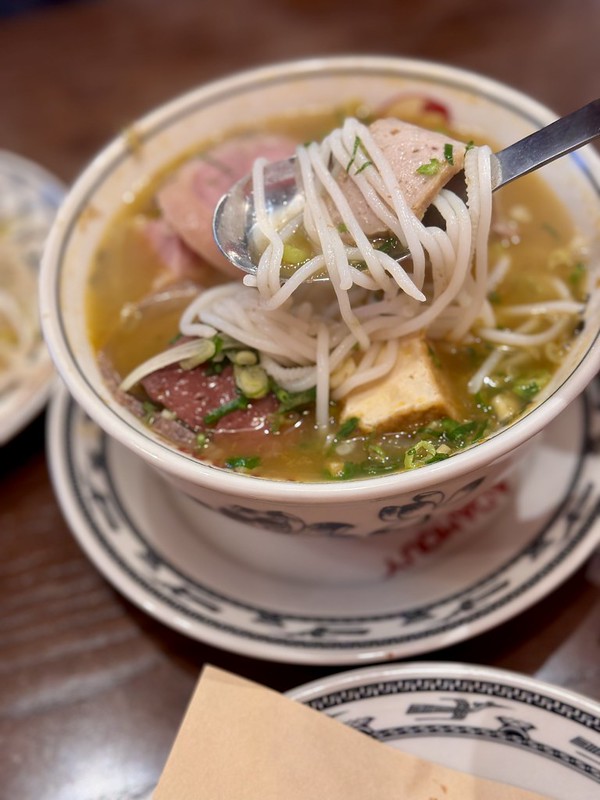 中壢火車站美食推薦！Adam Quy越南河粉超道地，經典順化牛肉米線必吃。