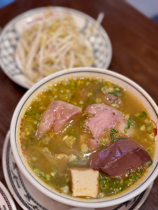 中壢火車站美食推薦！Adam Quy越南河粉超道地，經典順化牛肉米線必吃。