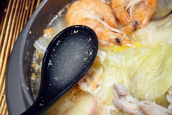 高雄市楠梓區在地人不告訴你的大份量鍋燒~【叁岐爍鍋燒】用海鮮下去熬煮湯頭,吃的超安心又滿足的啦※高雄鍋燒推薦