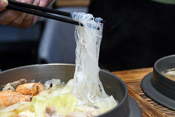 高雄市楠梓區在地人不告訴你的大份量鍋燒~【叁岐爍鍋燒】用海鮮下去熬煮湯頭,吃的超安心又滿足的啦※高雄鍋燒推薦