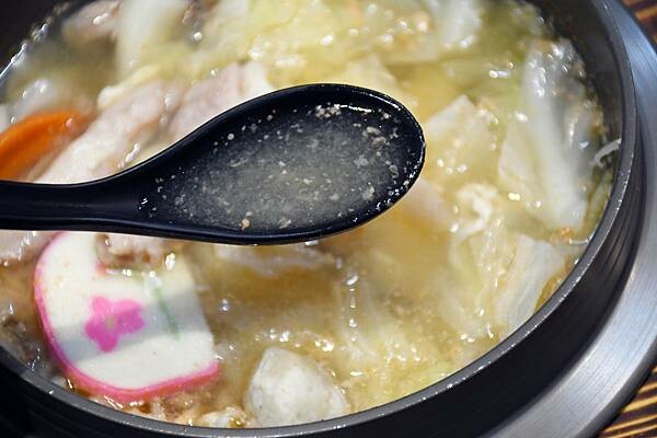 高雄市楠梓區在地人不告訴你的大份量鍋燒~【叁岐爍鍋燒】用海鮮下去熬煮湯頭,吃的超安心又滿足的啦※高雄鍋燒推薦