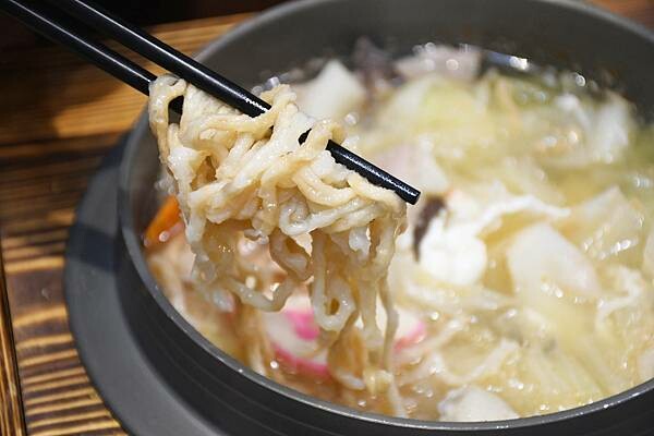 高雄市楠梓區在地人不告訴你的大份量鍋燒~【叁岐爍鍋燒】用海鮮下去熬煮湯頭,吃的超安心又滿足的啦※高雄鍋燒推薦