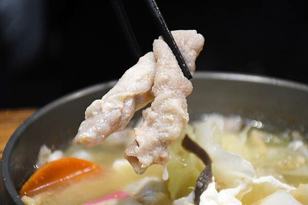 高雄市楠梓區在地人不告訴你的大份量鍋燒~【叁岐爍鍋燒】用海鮮下去熬煮湯頭,吃的超安心又滿足的啦※高雄鍋燒推薦