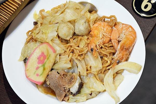 高雄市楠梓區在地人不告訴你的大份量鍋燒~【叁岐爍鍋燒】用海鮮下去熬煮湯頭,吃的超安心又滿足的啦※高雄鍋燒推薦