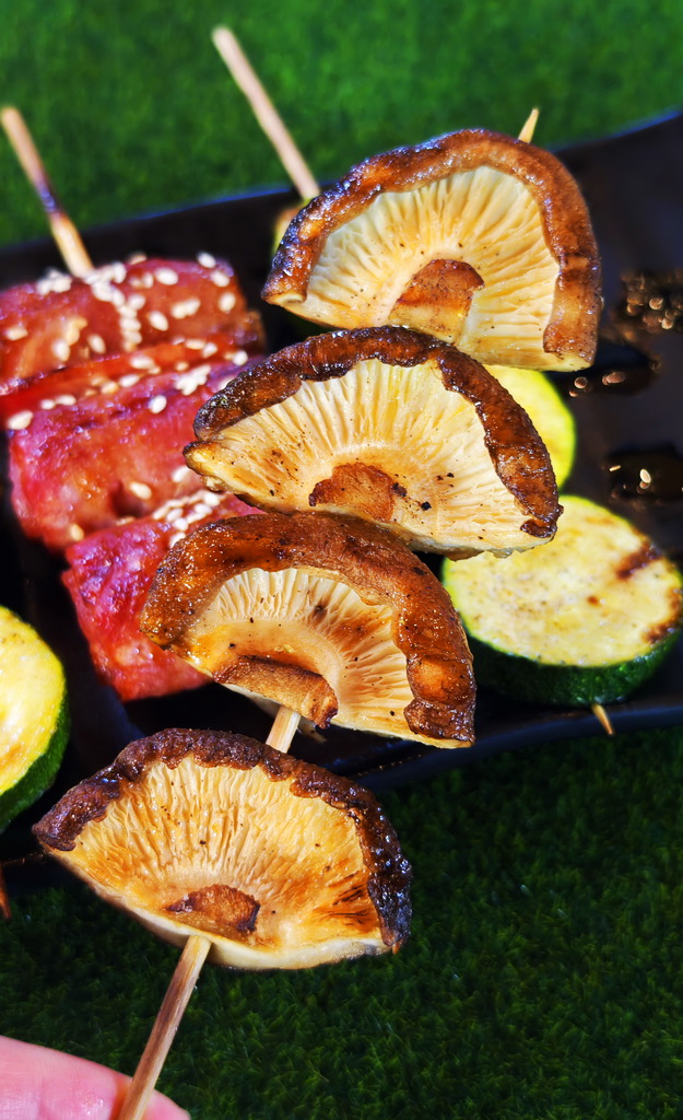 【雞老闆桶仔雞】士林夜市人氣聚餐地標|金黃酥脆烤雞、KTV歡聚、學生優惠一次滿足 - 老爺爺與小老婆