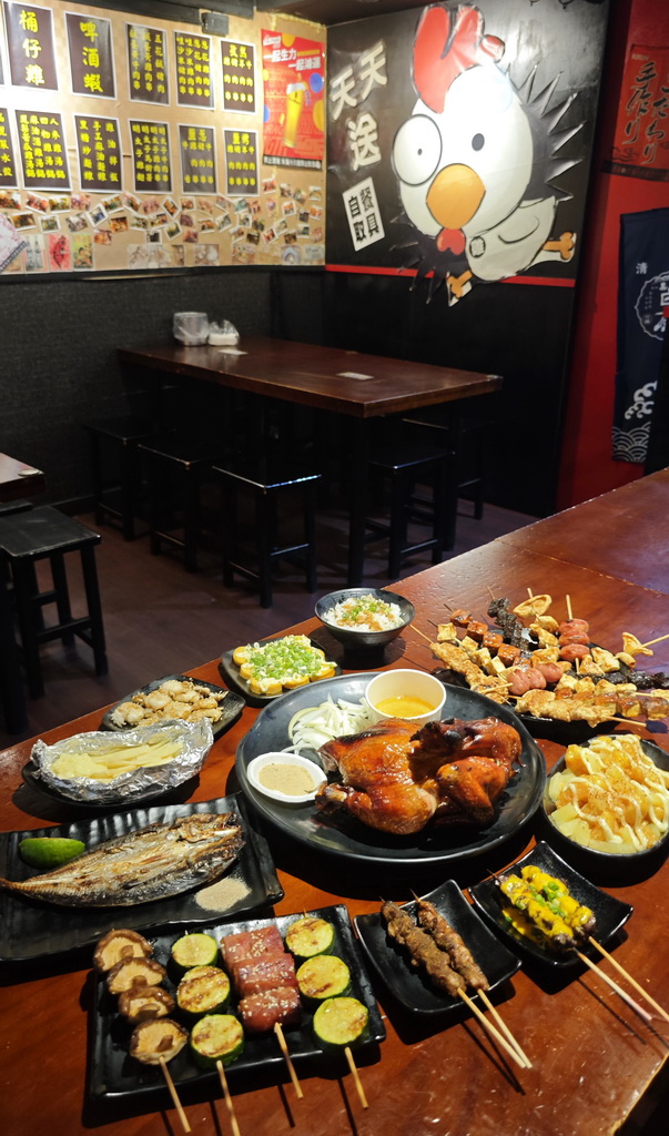 【雞老闆桶仔雞】士林夜市人氣聚餐地標|金黃酥脆烤雞、KTV歡聚、學生優惠一次滿足 - 老爺爺與小老婆