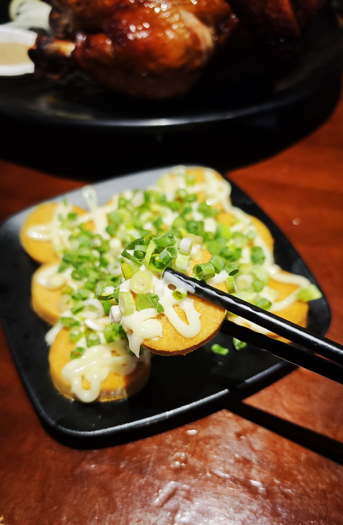 【雞老闆桶仔雞】士林夜市人氣聚餐地標|金黃酥脆烤雞、KTV歡聚、學生優惠一次滿足 - 老爺爺與小老婆