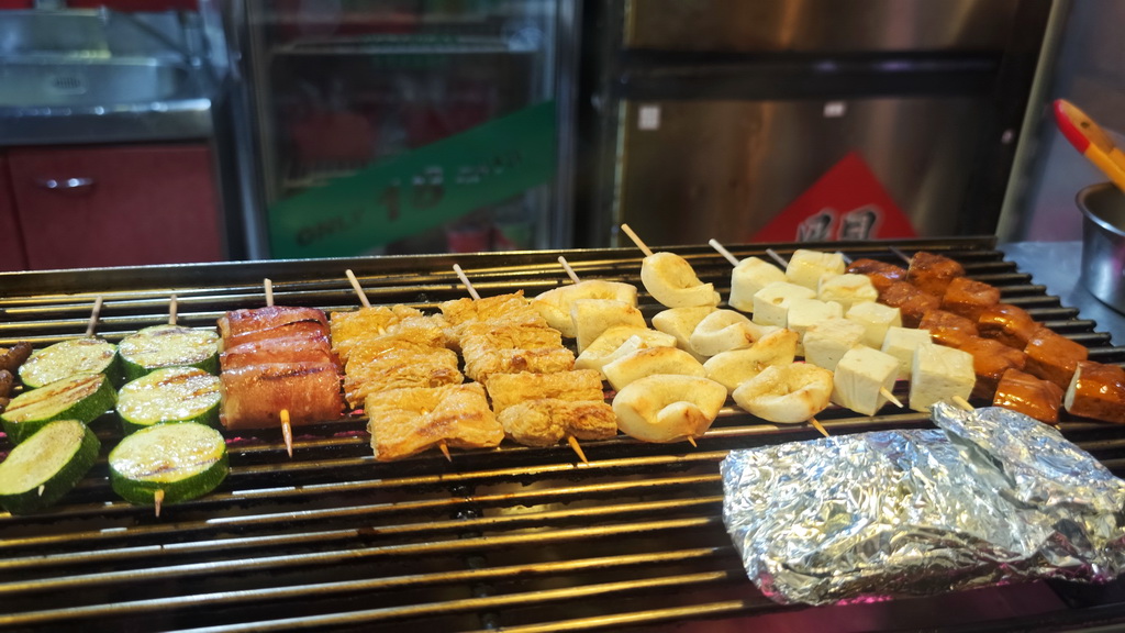 【雞老闆桶仔雞】士林夜市人氣聚餐地標|金黃酥脆烤雞、KTV歡聚、學生優惠一次滿足 - 老爺爺與小老婆