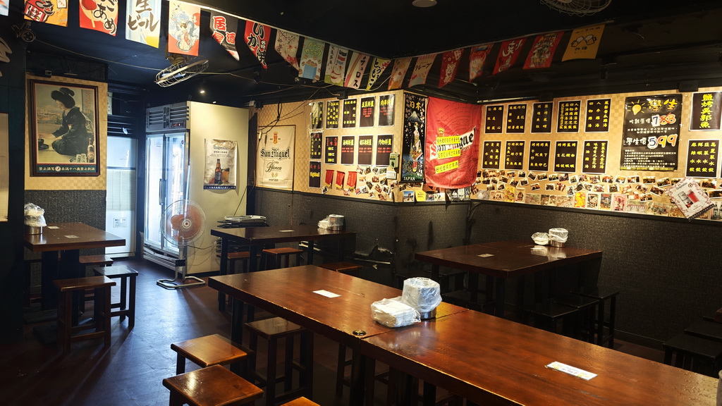 【雞老闆桶仔雞】士林夜市人氣聚餐地標|金黃酥脆烤雞、KTV歡聚、學生優惠一次滿足 - 老爺爺與小老婆