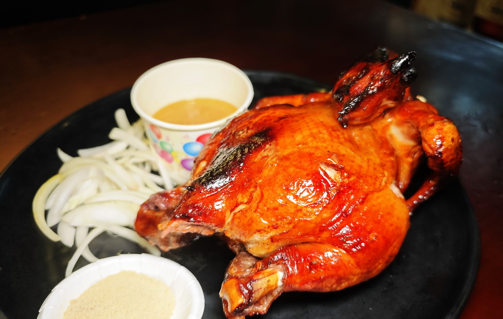 【雞老闆桶仔雞】士林夜市人氣聚餐地標|金黃酥脆烤雞、KTV歡聚、學生優惠一次滿足 - 老爺爺與小老婆