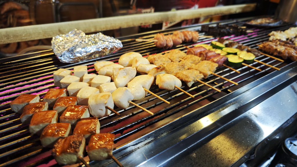 【雞老闆桶仔雞】士林夜市人氣聚餐地標|金黃酥脆烤雞、KTV歡聚、學生優惠一次滿足 - 老爺爺與小老婆