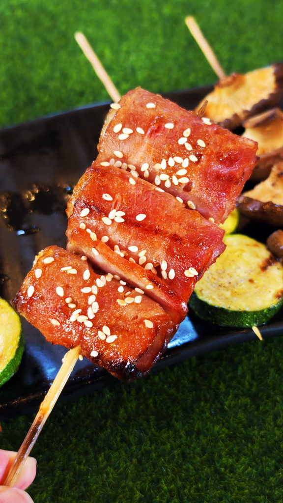 【雞老闆桶仔雞】士林夜市人氣聚餐地標|金黃酥脆烤雞、KTV歡聚、學生優惠一次滿足 - 老爺爺與小老婆